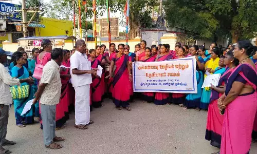 அவினாசியில் அங்கன்வாடி ஊழியர்கள் போராட்டம்