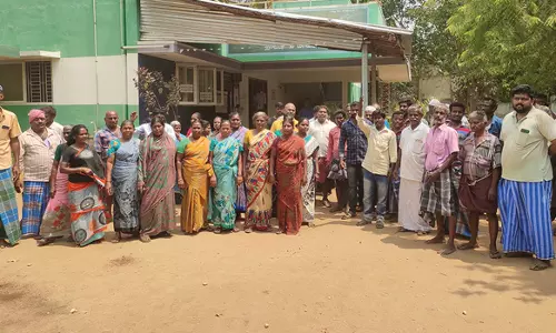 வேலூர் பேரூராட்சி அலுவலகத்தை விவசாயிகள் முற்றுகையிட்டு போராட்டம்