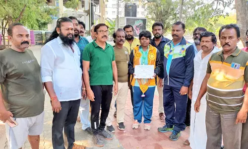 குண்டு எரிதல் போட்டியில் தேசிய அளவில் 3-ம் இடம் பிடித்த தூத்துக்குடி மாணவிக்கு பாராட்டு