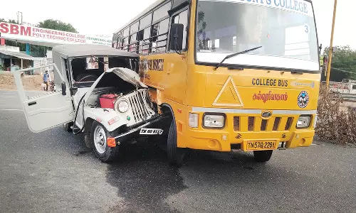 வடமதுரை அருகே கல்லூரி பஸ்-ஜீப் மோதல்