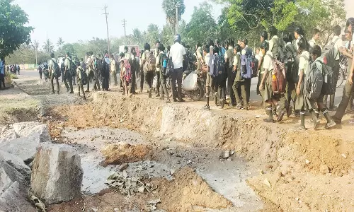 திண்டுக்கல்லில் ஆபத்தான பள்ளத்தால் விபத்தில் சிக்கும் மாணவர்கள்