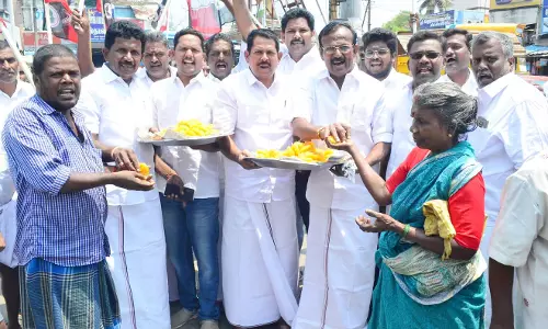 பொதுச்செயலாளராக எடப்பாடி பழனிசாமி  தேர்வு:அ.தி.மு.க.வினர் கொண்டாட்டம்