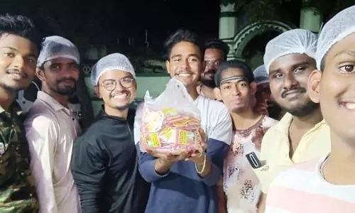ரம்ஜான் நோன்பு திறக்க இலவசமாக உணவளிக்கும் இளைஞர்கள்