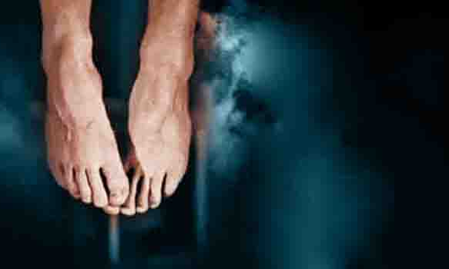 குரூப் தேர்வுக்கு தயாராகி வந்த  இளம்பெண் தூக்கு போட்டு தற்கொலை