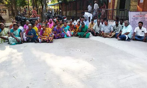 ஆரணியில் பொதுமக்கள் தரையில் அமர்ந்து தர்ணா