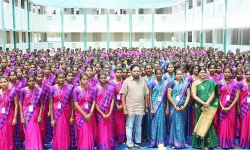 காரிமங்கலம் அரசு கல்லூரி மாணவிகளுக்கு ரூ.3.58 லட்சம் மதிப்பிலான சீருடைகள்