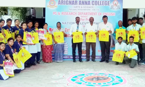 கிருஷ்ணகிரி அறிஞர் அண்ணா கலைக்கல்லூரியில் மஞ்சப்பை விழிப்புணர்வு நிகழ்ச்சி