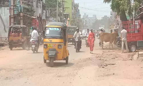 பாதாள சாக்கடை பணியால் குண்டும் குழியுமாகி, புழுதி பறக்கும் வேலூர்-ஆற்காடு  சாலை