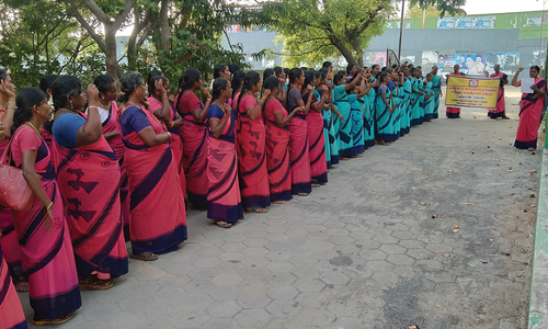 மகுடஞ்சாவடியில் அங்கன்வாடி ஊழியர்கள் ஆர்ப்பாட்டம்