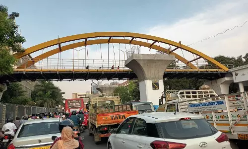 பீளமேடு அவிநாசி ரோட்டில் விரைவில் அகற்றப்படும் கல்லூரி நடைபாதை மேம்பாலம்