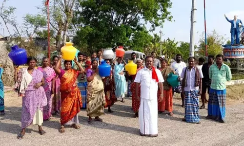 பழுதான மின்மோட்டாரை சரிசெய்து  முறையாக குடிநீர் வழங்க வேண்டும்