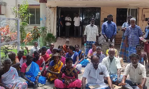 பொன்னேரி அருகே நிலத்தகராறு: கோட்டாட்சியர் அலுவலகம் முன்பு அமர்ந்து பெண்கள் போராட்டம்