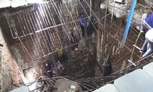 இந்தூரில் கோவில் படிக்கிணறு இடிந்து விழுந்து விபத்து: 4 பேர் உயிரிழப்பு- மீட்பு பணி தீவிரம்