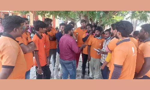 திருவள்ளூரில் உணவு டெலிவரி செய்யும் ஸ்விகி ஊழியர்கள் வேலை நிறுத்தப் போராட்டம்