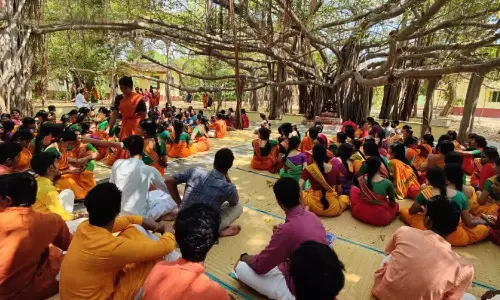 பேராசிரியர் மீது பாலியல் புகார்: போராட்டத்தை கலைய மறுக்கும் மாணவிகள்- கலாஷேத்ராவில் பரபரப்பு