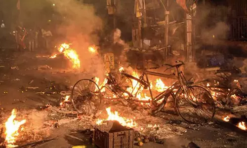 ராம நவமி பேரணியில் கல்வீச்சு, வாகனங்களுக்கு தீ வைப்பு - ஹவுராவில் பரபரப்பு