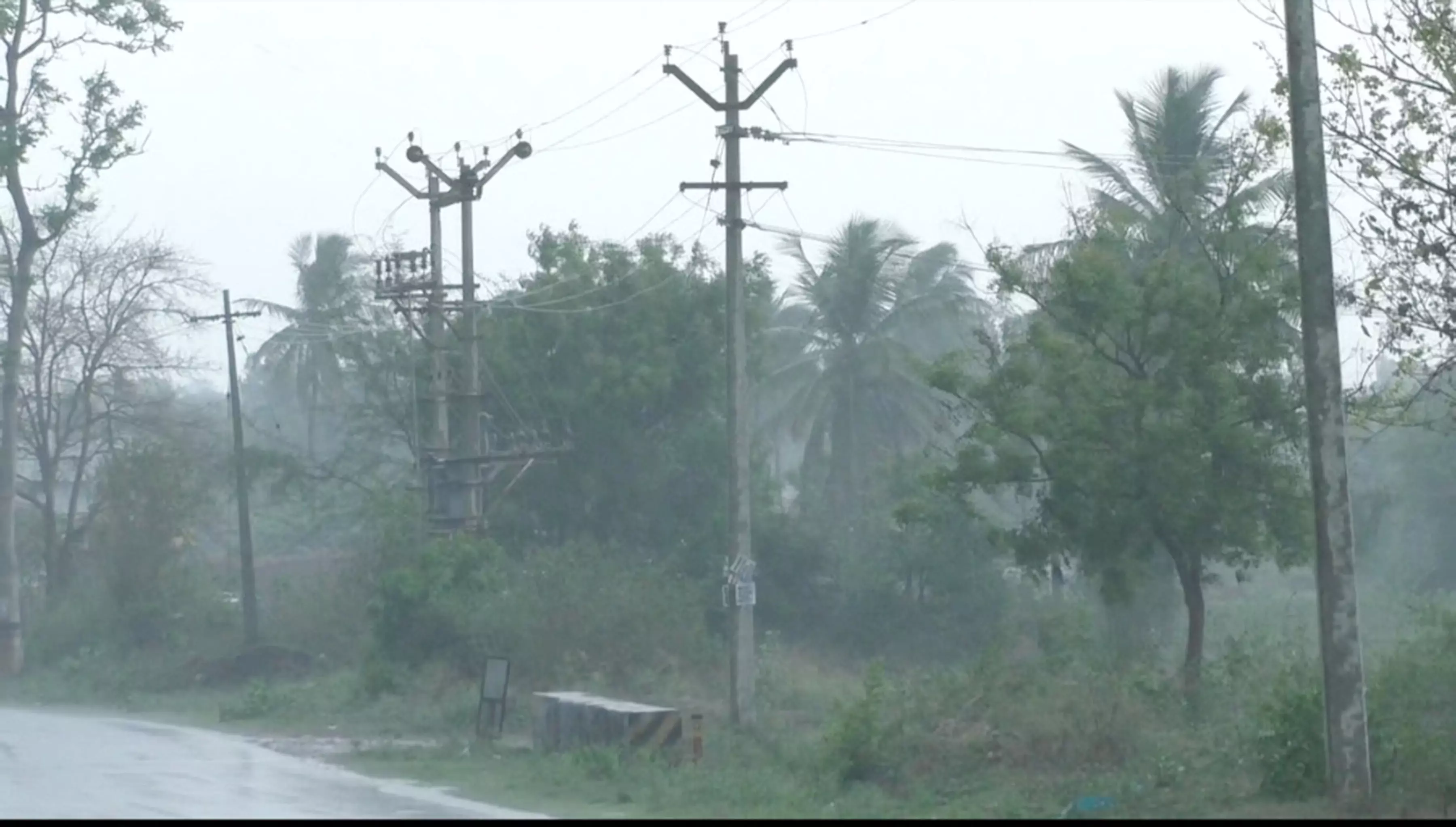 தருமபுரி சுற்றுவட்டார பகுதிகளில் கனமழை தருமபுரி சுற்றுவட்டார பகுதிகளில் கனமழை
