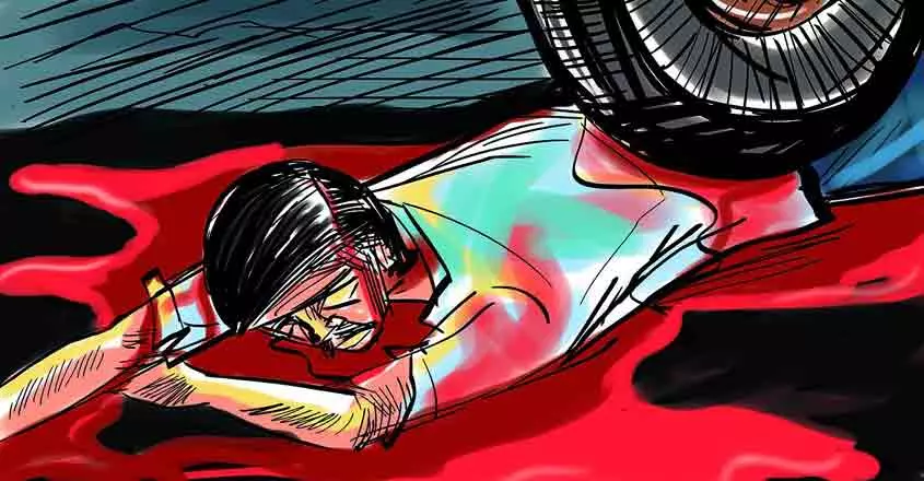 சங்கராபுரம் அருகே   நெல் அறுவடை எந்திரம் மோதி வாலிபர் பலி