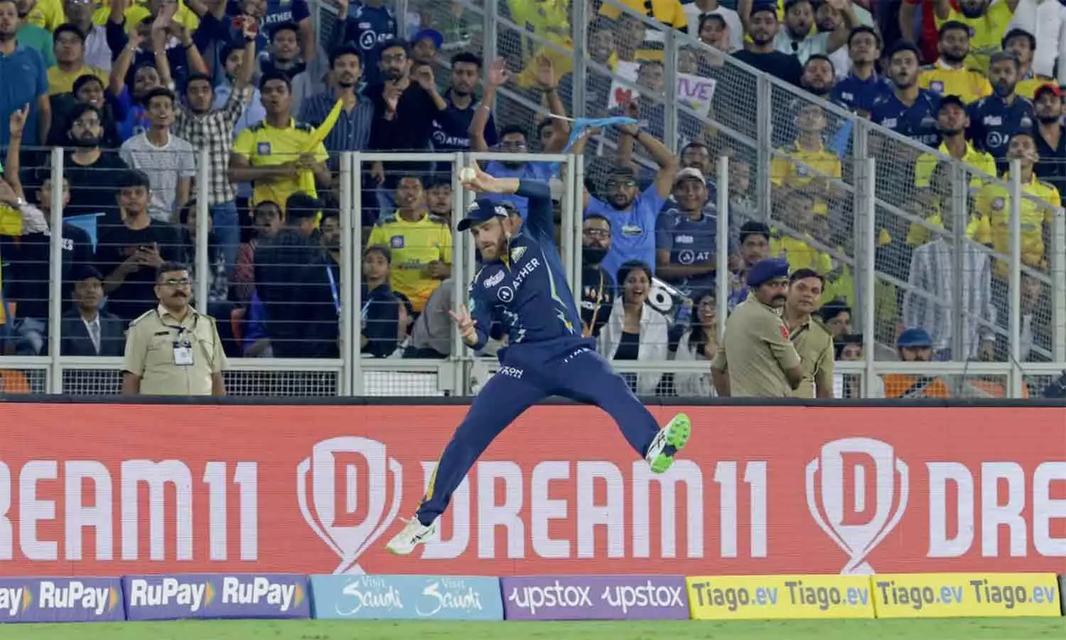 சிக்சரை தடுக்கும் முயற்சியில் காயமடைந்த கேன் வில்லியம்சன்