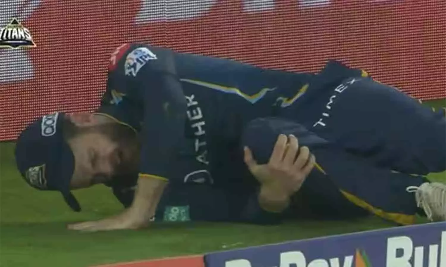 சிக்சரை தடுக்கும் முயற்சியில் காயமடைந்த கேன் வில்லியம்சன்