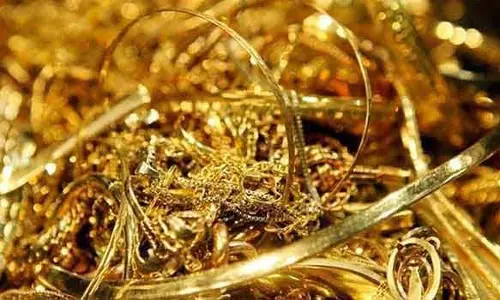 105 கிலோ வெள்ளி நகைகளை போலீஸ் நிலையத்தில் இருந்து திருடிய பெண் போலீஸ்