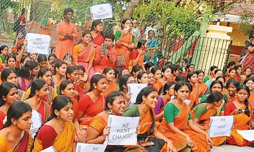 வீடியோ காலில் ஆபாசமாக தோன்றி பாலியல் தொல்லை கொடுத்தனர்- மாணவிகள் கண்ணீர் பேட்டி