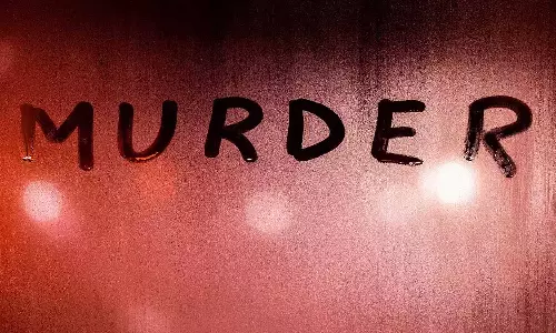 வாலிபரை கத்தியால் குத்திக்கொன்ற இளம்பெண்- போலீஸ் நிலையத்தில் சரண்