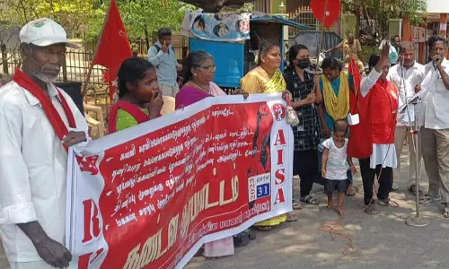 இளைஞர் கழகத்தினர் ஆர்ப்பாட்டம்