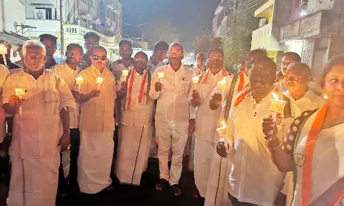 காங்கிரசார் மெழுகுவர்த்தி ஏந்தி அமைதி பேரணி