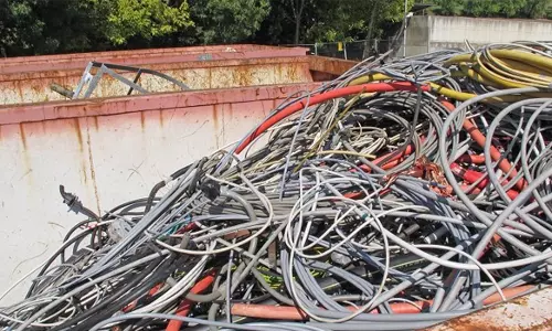 லாரி பட்டறை ஷட்டரை உடைத்து ரூ.1.67 லட்சம் வயர்கள் திருட்டு