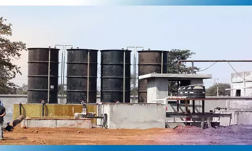 ஆசிட் தொட்டியில் இறங்கிய தொழிலாளியின் கால்கள் கருகியது