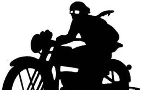 மோட்டார்சைக்கிளை திருடியவரை மடக்கி பிடித்த பொதுமக்கள்