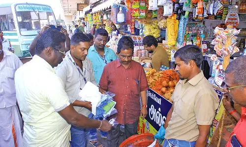 நெல்லை புதிய பஸ்நிலையத்தில் நடைபாதையை ஆக்கிரமித்த வியாபாரிகளுக்கு மாநகராட்சி அதிகாரிகள்  எச்சரிக்கை