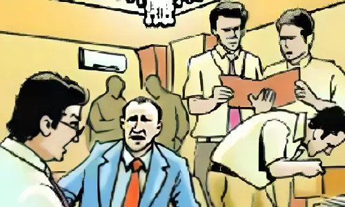 61 நியாயவிலைக் கடைகளில் அதிகாரிகள் திடீர் ஆய்வு