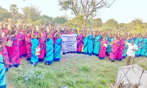 செம்பனார்கோயிலில், அங்கன்வாடி ஊழியர்கள் ஆர்ப்பாட்டம்