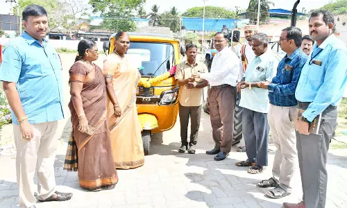 3 பயனாளிகளுக்கு மானியத்தில் டிராக்டர்கள்- ஆட்டோ; கலெக்டர் வழங்கினார்