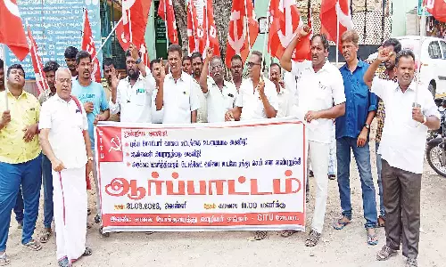 சாலை போக்குவரத்து ஊழியர்கள் ஆர்ப்பாட்டம்