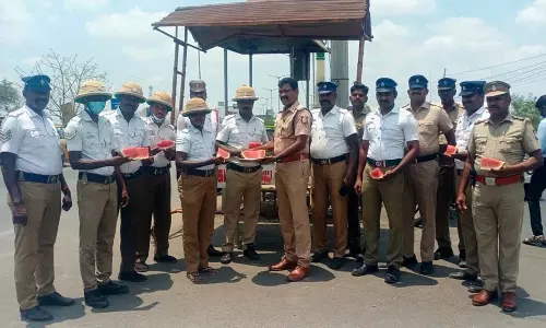 விருத்தாசலத்தில் போக்குவரத்து போலீசாருக்கு பழச்சாறு, தொப்பிகள் வழங்கும் நிகழ்ச்சி