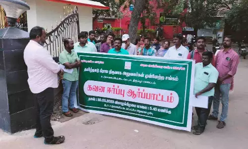 உடுமலையில் கிராம நிர்வாக அலுவலர்கள் போராட்டம்