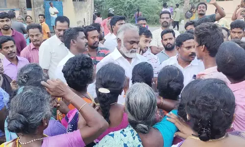 பள்ளி மாணவன் கொலை: குடும்பத்தினருக்கு ஆறுதல் கூற வந்த எம்.எல்.ஏ.வை முற்றுகையிட்டு உறவினர்கள் போராட்டம்