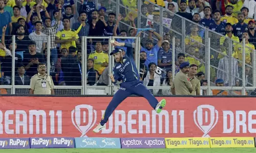 சிக்சரை தடுக்கும் முயற்சியில் காயமடைந்த கேன் வில்லியம்சன்