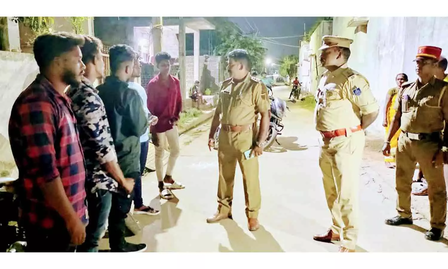 ரவுடிகள் வீடுகளில் விடிய விடிய போலீசார் சோதனை ரவுடிகள் வீடுகளில் விடிய விடிய போலீசார் சோதனை