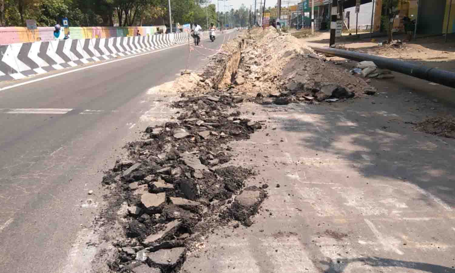 பல்லடத்தில் சாலையை தோண்டி எரிவாயு குழாய் பதிப்பால் வாகன ஓட்டிகள் அவதி