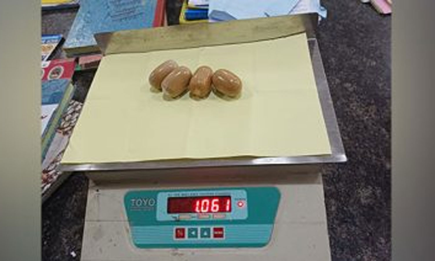 கோழிக்கோடு விமான நிலையத்தில் பயணிகளிடம் இருந்து 2 கோடி ரூபாய் மதிப்பு தங்கம் பறிமுதல்