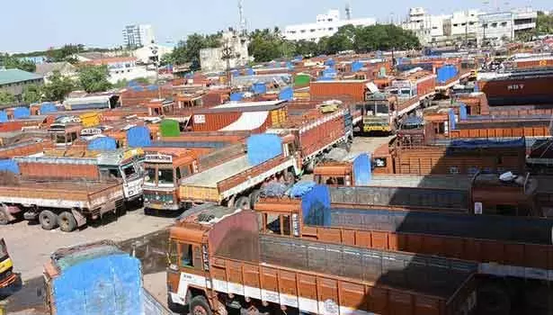 சுங்கச்சாவடி கட்டணம் உயர்வு அமலுக்கு வந்தது- தமிழகம் முழுவதும் லாரி உரிமையாளர்கள் போராட்டம் சுங்கச்சாவடி கட்டணம் உயர்வு அமலுக்கு வந்தது- தமிழகம் முழுவதும் லாரி உரிமையாளர்கள் போராட்டம்