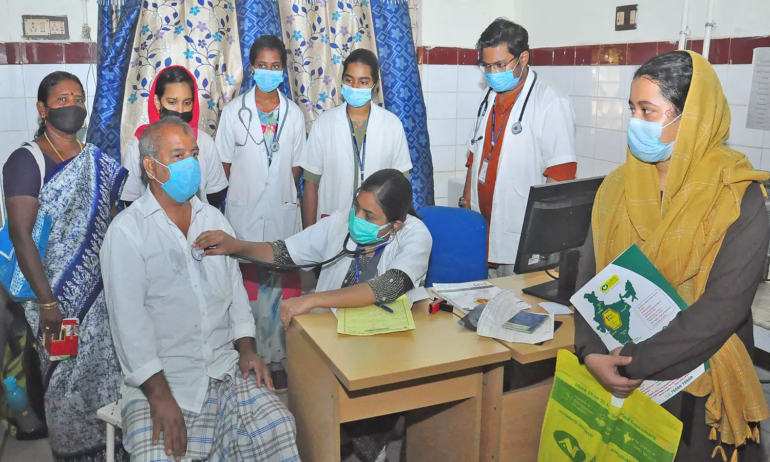 குமரி அரசு ஆஸ்பத்திரியில் முக கவசம் அணிந்து பணிக்கு வந்த டாக்டர்கள்-நர்சுகள்