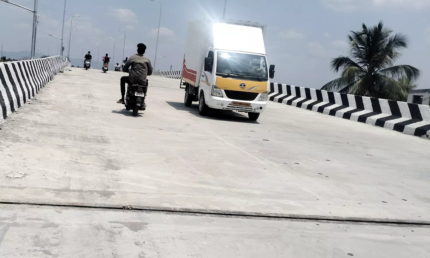 10 ஆண்டு கனவு நனவானது: பாலகிருஷ்ணாபுரம் ரெயில்வே மேம்பாலம் பணி நிறைவடைந்தது! 10 ஆண்டு கனவு நனவானது: பாலகிருஷ்ணாபுரம் ரெயில்வே மேம்பாலம் பணி நிறைவடைந்தது!