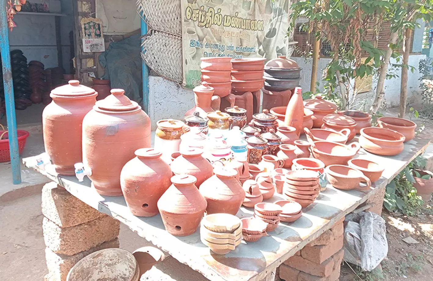 செங்கோட்டை பகுதியில் மண்பானைகள் விற்பனை அமோகம் - நல்லி வைத்த பானைகள் ரூ. 300 முதல் விற்கப்படுகிறது செங்கோட்டை பகுதியில் மண்பானைகள் விற்பனை அமோகம் - நல்லி வைத்த பானைகள் ரூ. 300 முதல் விற்கப்படுகிறது