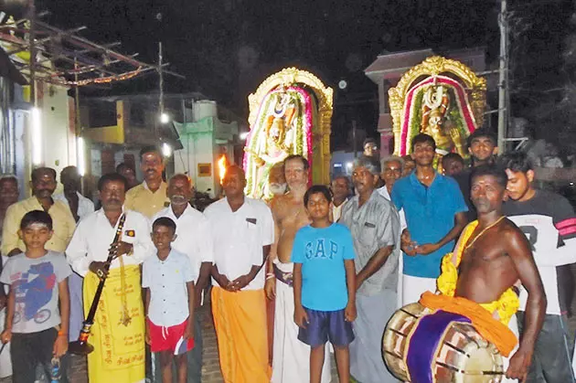 களக்காடு வரதராஜ பெருமாள் கோவிலில் கருட சேவை