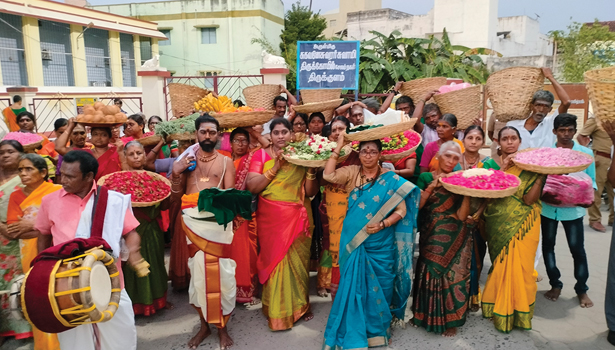 வசந்த நவராத்திரி விழாவை ஒட்டிசேலம் சுகவனேஸ்வரர் கோவிலில் 2ஆயிரம் பேருக்கு செப்பு டாலர் விநியோகம் வசந்த நவராத்திரி விழாவை ஒட்டிசேலம் சுகவனேஸ்வரர் கோவிலில் 2ஆயிரம் பேருக்கு செப்பு டாலர் விநியோகம்